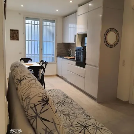 Les Violettes 3 Pieces Centre